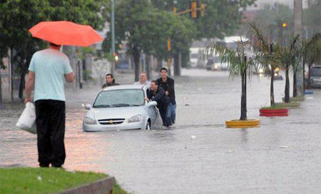 Más de 10.000 evacuados por inundaciones en Buenos Aires